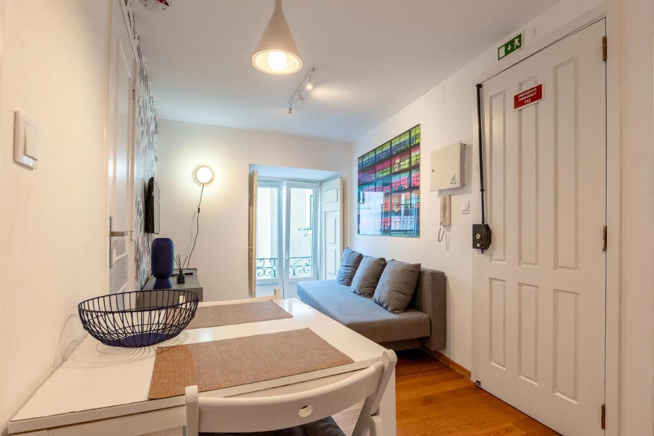 Contemporary Apartment In Chiado 3 Lisbon Luaran gambar