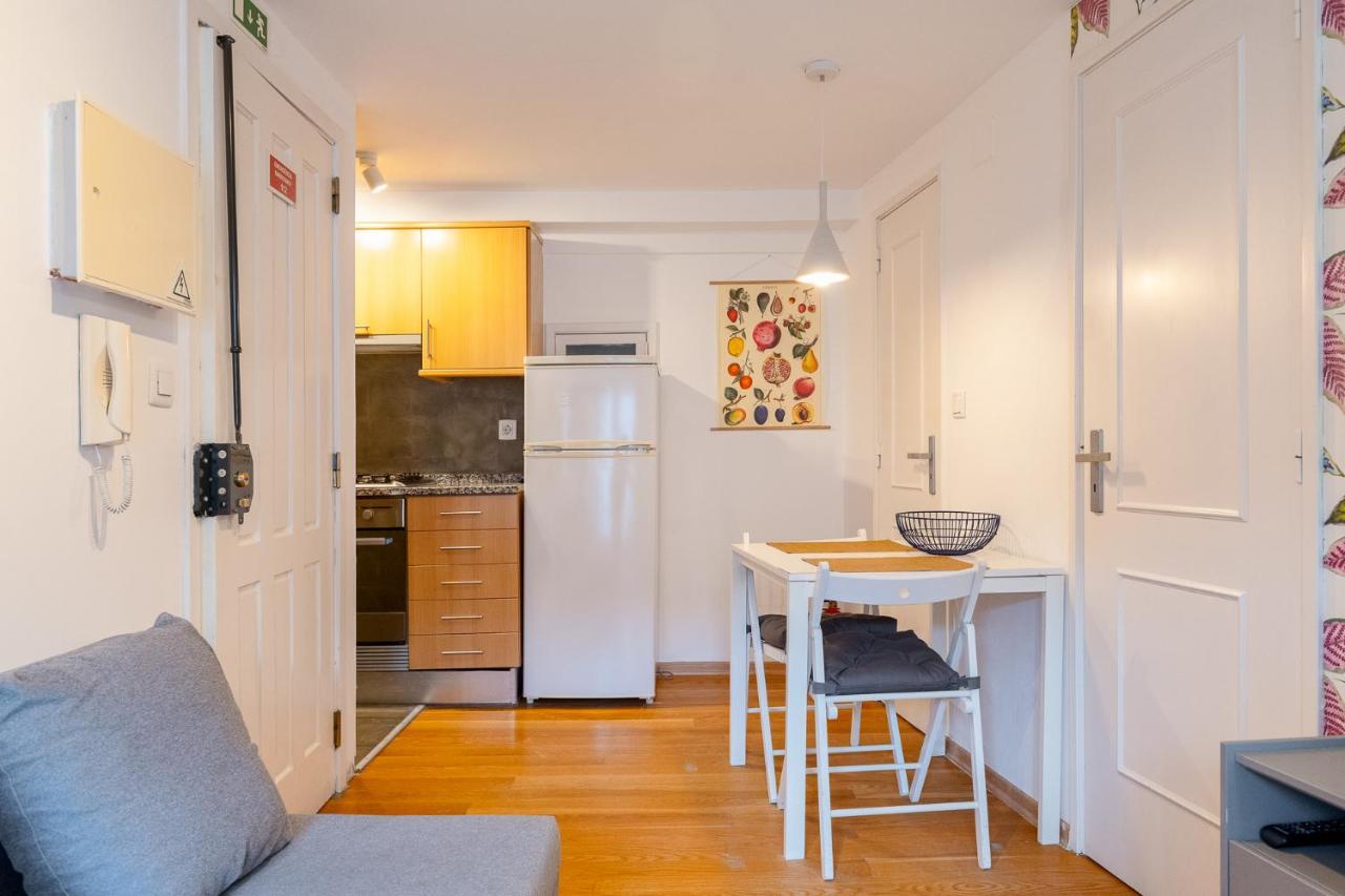 Contemporary Apartment In Chiado 3 Lisbon Luaran gambar