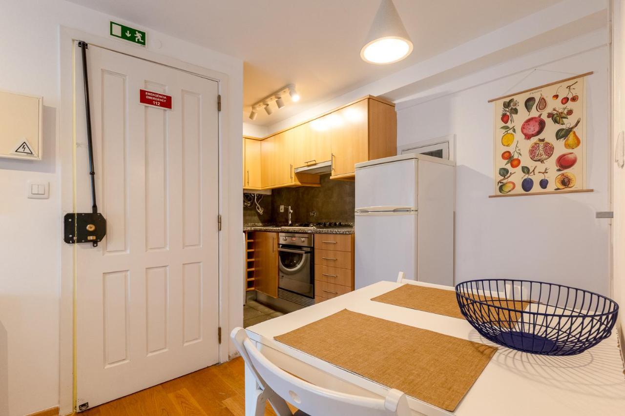 Contemporary Apartment In Chiado 3 Lisbon Luaran gambar