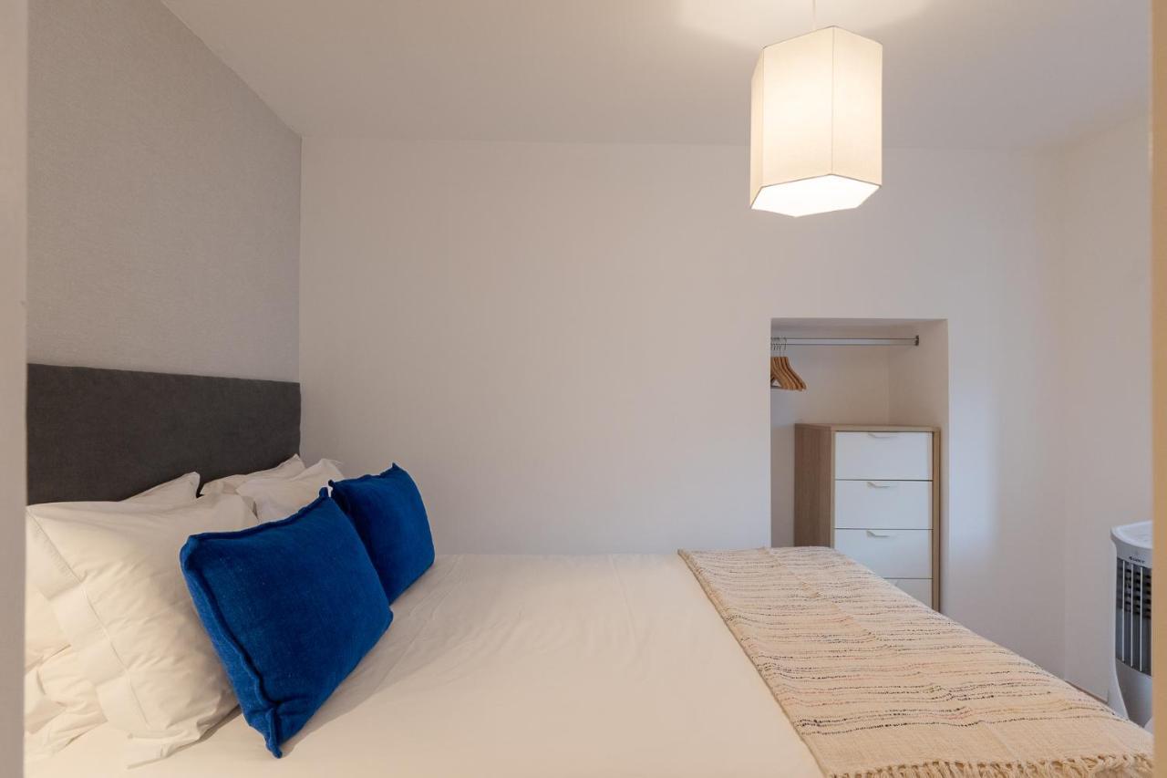 Contemporary Apartment In Chiado 3 Lisbon Luaran gambar