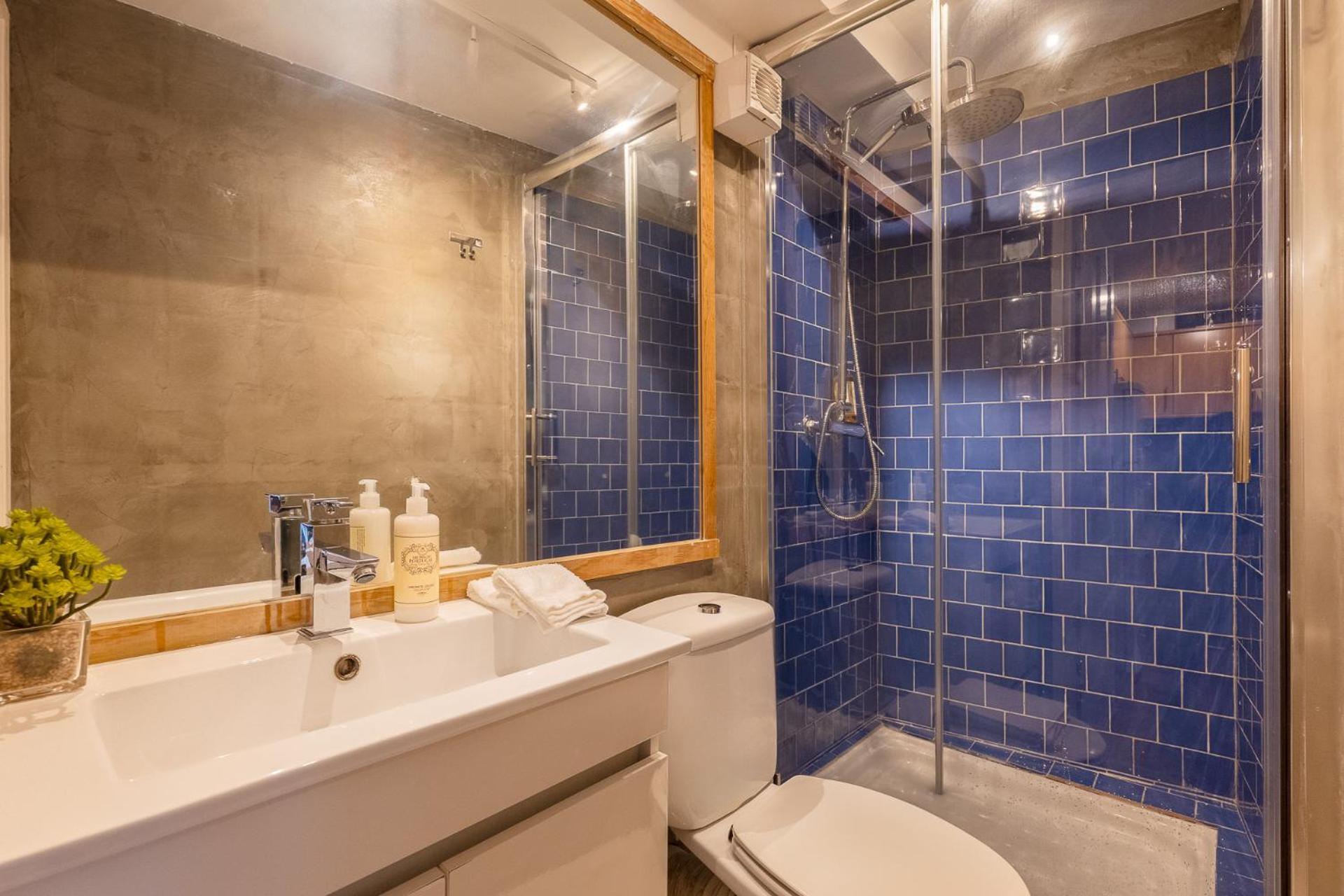 Contemporary Apartment In Chiado 3 Lisbon Luaran gambar