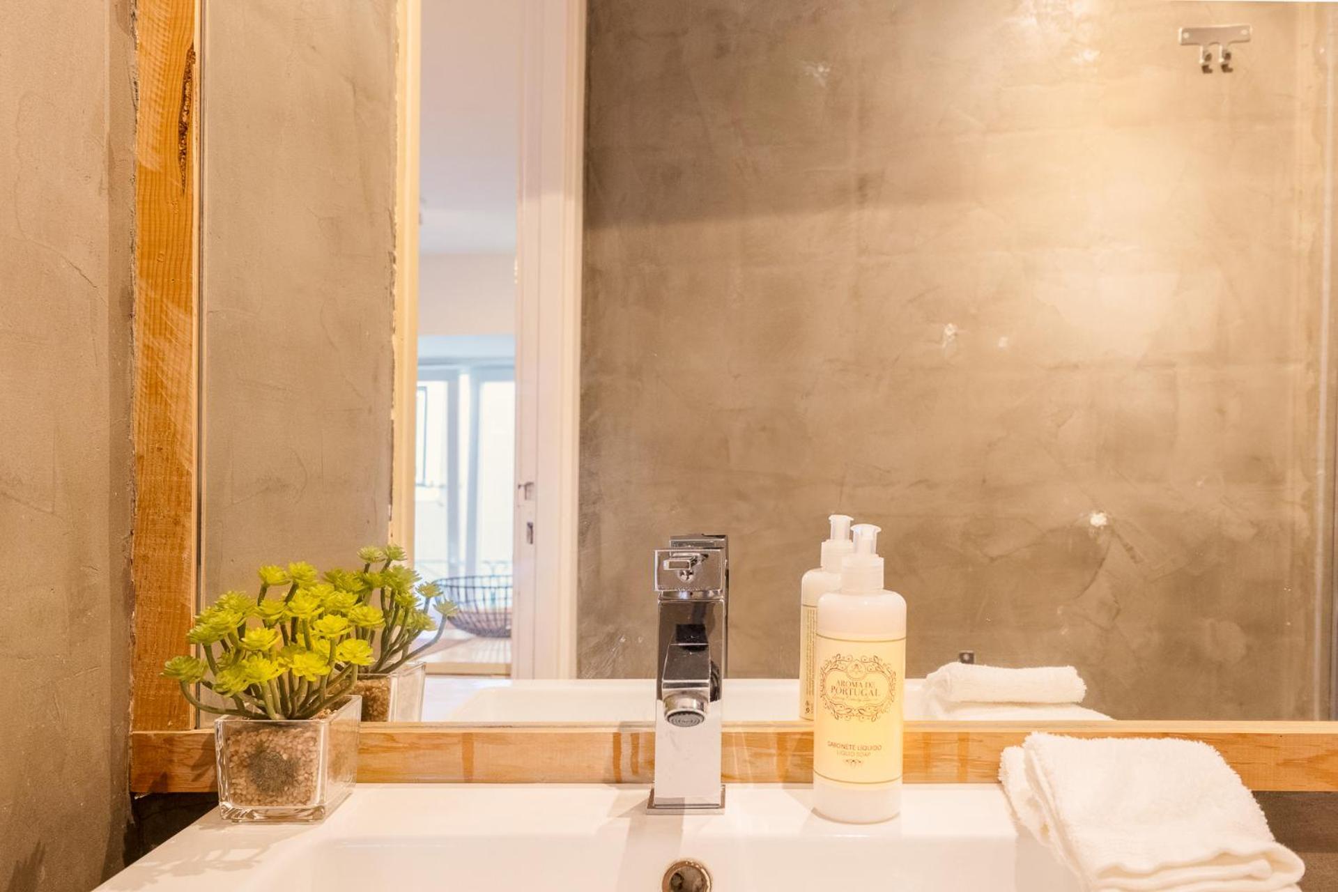 Contemporary Apartment In Chiado 3 Lisbon Luaran gambar